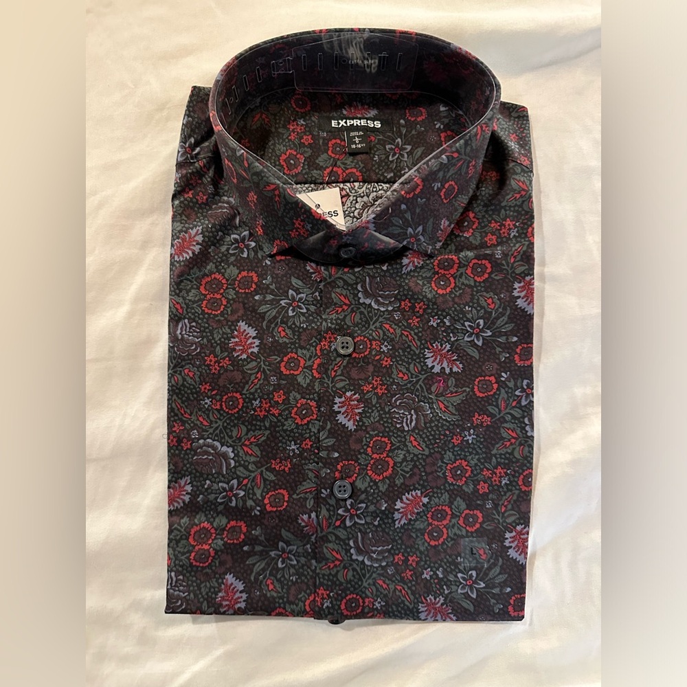 Men’s extra slim fit express dress shirt brand new with tags. Size large.